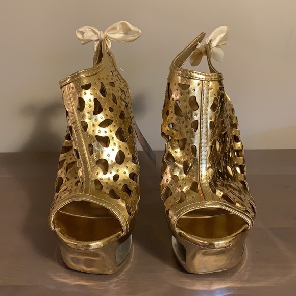 🆕 Apple Bottoms Gold Cut Out Booties - Women’s Size 8 - Picture 3 of 8
